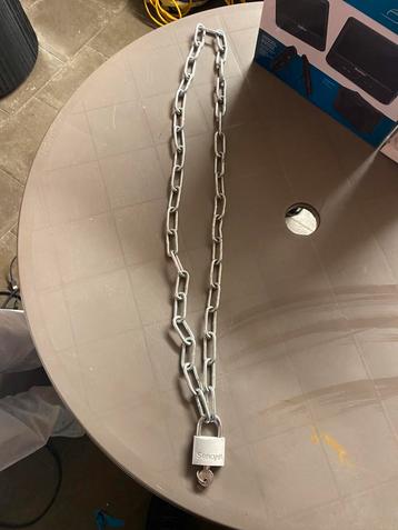 Sterke ketting + slot, ideaal voor poort, fiets of tuinhuis beschikbaar voor biedingen