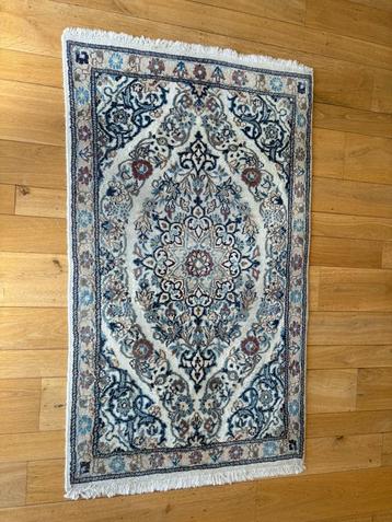 Perzisch blauw tapijt beschikbaar voor biedingen