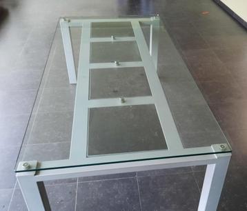 table disponible aux enchères