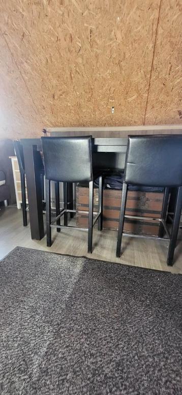 Table haute avec 4 chaises en cuir 