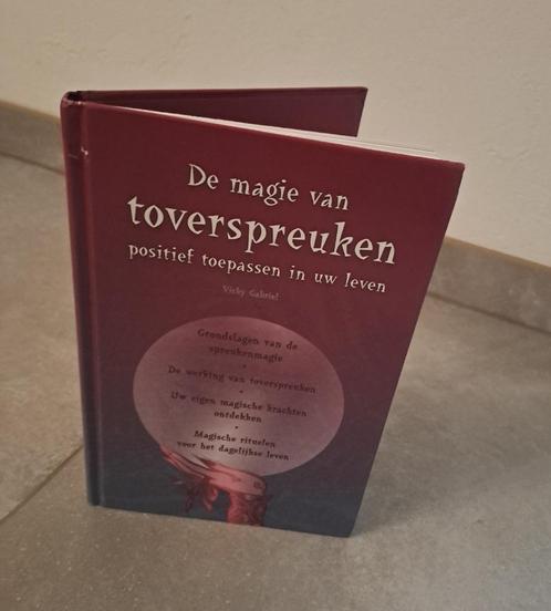De magie van toverspreuken positief toepassen in uw leven, Boeken, Esoterie en Spiritualiteit, Zo goed als nieuw, Overige onderwerpen