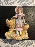 Bisquitbeeld gekleurd dame met mand, Ophalen