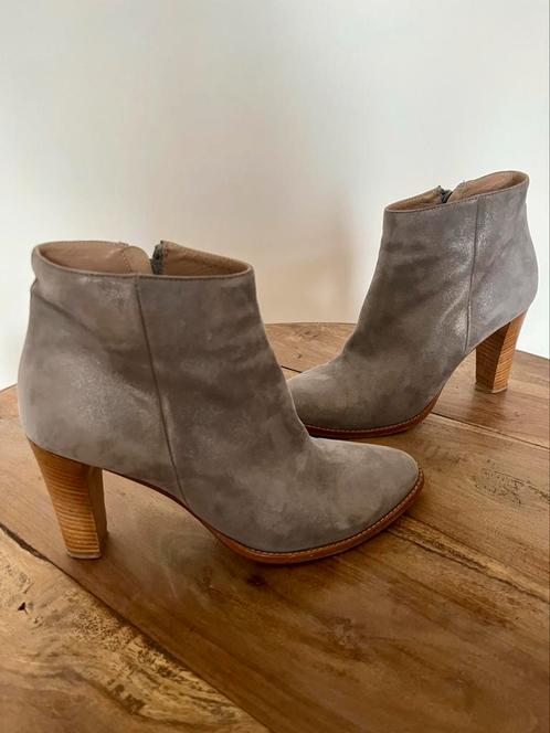 Enkellaarsjes - AKUA - zilvergrijs, Kleding | Dames, Schoenen, Zo goed als nieuw, Lage of Enkellaarzen, Grijs, Ophalen of Verzenden