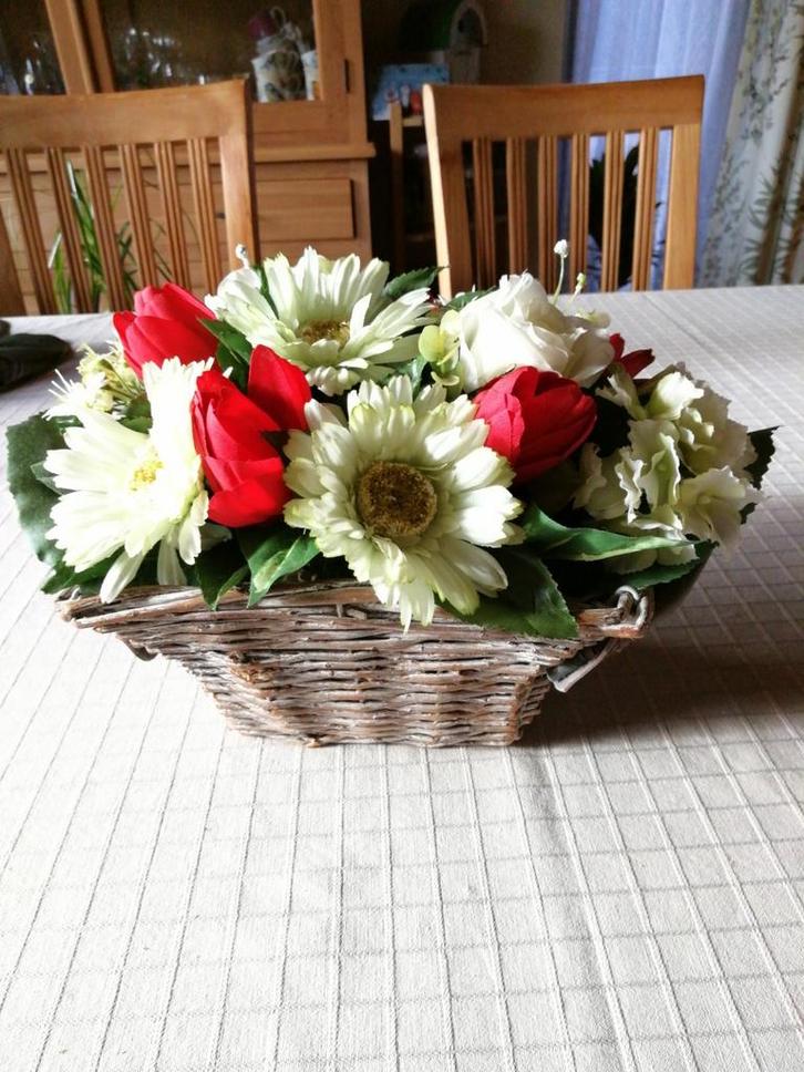 Rieten mand met kunstbloemen, in Mortsel, Huis en Inrichting, Woonaccessoires | Kunstplanten en Kunstbloemen, Zo goed als nieuw