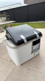 Kattenbak zelf geimproviseerd tot huisje, Dieren en Toebehoren, Ophalen, Zo goed als nieuw