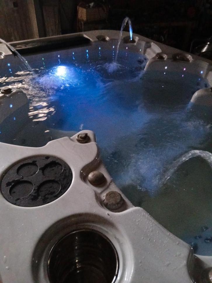 Grand modèle de jacuzzi livré gratuitement, Jardin & Terrasse, Bains à remous et Spas, Enlèvement ou Envoi