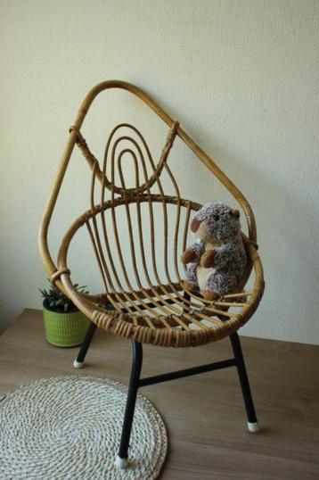 Vintage kinderstoel rotan beschikbaar voor biedingen