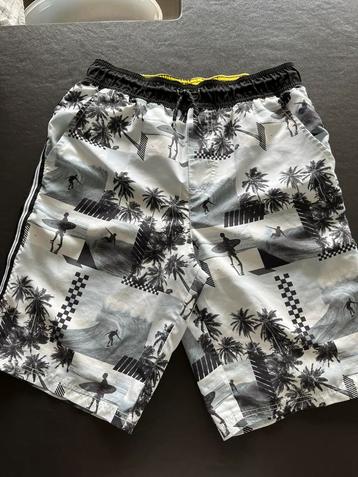 Zwemshort maat 176 beschikbaar voor biedingen