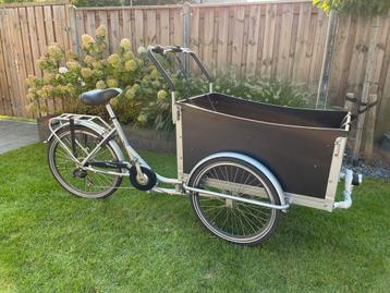 Goed onderhouden 4 pers bakfiets ,regenhoes, versnellingen, Fietsen en Brommers, Ophalen, Zo goed als nieuw