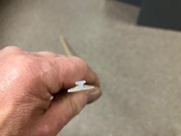 693. T-profiel zelfklevend 100cm 11mm breed beschikbaar voor biedingen