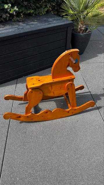 Houten paard beschikbaar voor biedingen