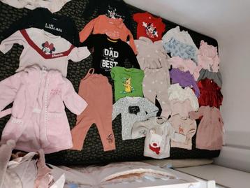 Vêtements 12 mois (90 pièces) + 2 gigoteuses beschikbaar voor biedingen