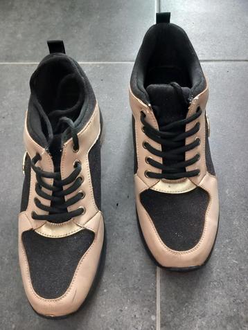 Zwart/beige sneakers met gouden accenten M39 beschikbaar voor biedingen