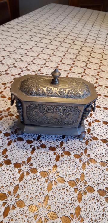 Zilveren pot beschikbaar voor biedingen