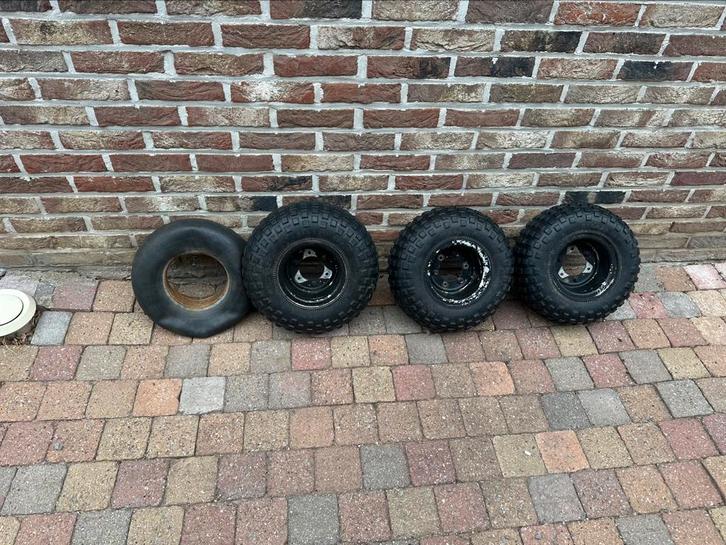 Suzuki lt 50  - 3 OEM velgen + binnenband, Motoren, Quads en Trikes, Ophalen