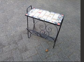 VINTAGE KRANTENHOUDER en BIJSTELKASJE beschikbaar voor biedingen