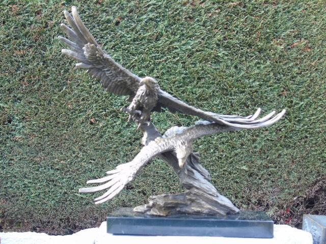 aigle (2) en vol en bronze signé . MILO, Antiquités & Art, Antiquités | Bronze & Cuivre, Bronze, Enlèvement ou Envoi