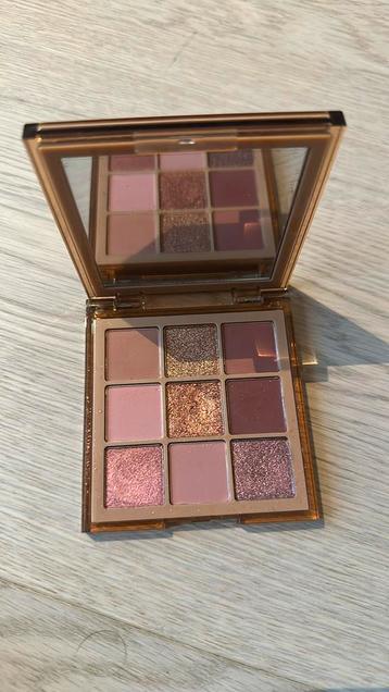 Hudabeauty Nude Medium oogschaduwpallet beschikbaar voor biedingen