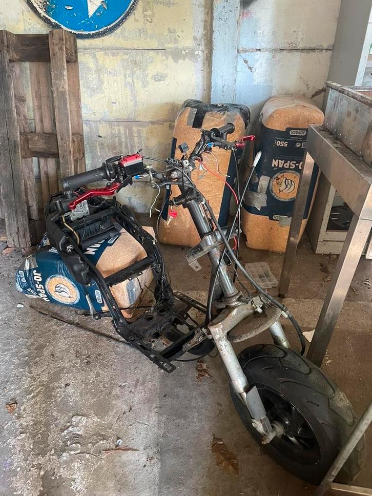 Piaggio typhoon frame zonder blok + onderdelen, Fietsen en Brommers, Brommeronderdelen | Algemeen, Zo goed als nieuw, Blok, Ophalen
