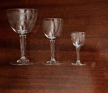 Set 17 antieke glazen gegraveerd glas wijnglas druppelglas beschikbaar voor biedingen
