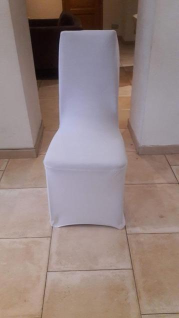 Housses de chaises blanches à louer