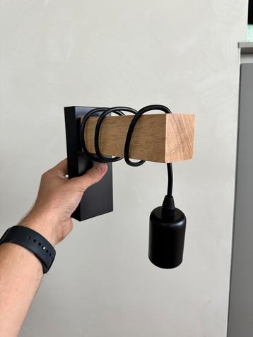 Zwart/houten wandlampje beschikbaar voor biedingen