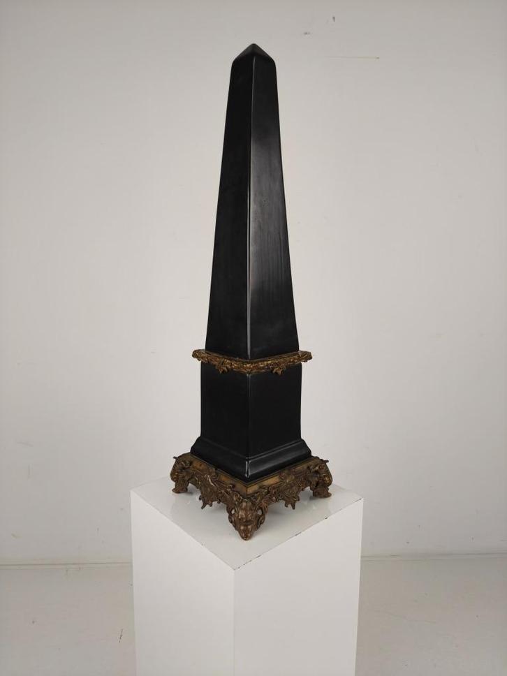 Zwarte Porseleinen Obelisk met Bronzen Ornamenten – 20e Eeuw, Antiek en Kunst, Antiek | Porselein, Ophalen of Verzenden