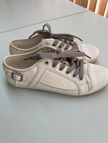 Sneakers 40 beschikbaar voor biedingen