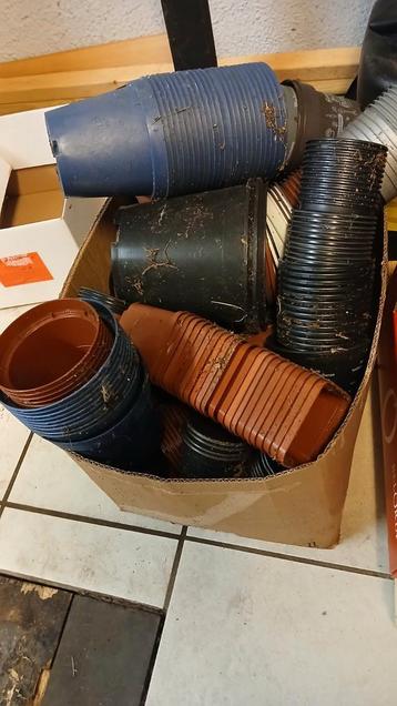 lot plastic bloempotjes, kweekpotjes verschillende maten beschikbaar voor biedingen