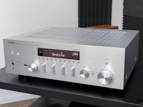 Yamaha R-N803D, WiFi stereo receiver in nieuwstaat met doos, Audio, Tv en Foto, Versterkers en Ontvangers, Zo goed als nieuw, Stereo