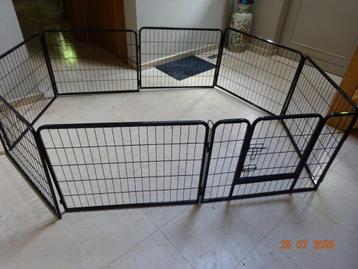Grote, zwarte puppyren met 7 panelen, eentje met deurtje beschikbaar voor biedingen