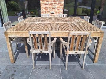 Teakhouten tuintafel met 8 stoelen beschikbaar voor biedingen