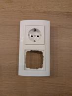 Gira stopcontact met dubbel afdekplaatje, Doe-het-zelf en Bouw, Elektriciteit en Kabels, Ophalen, Zo goed als nieuw, Stopcontact