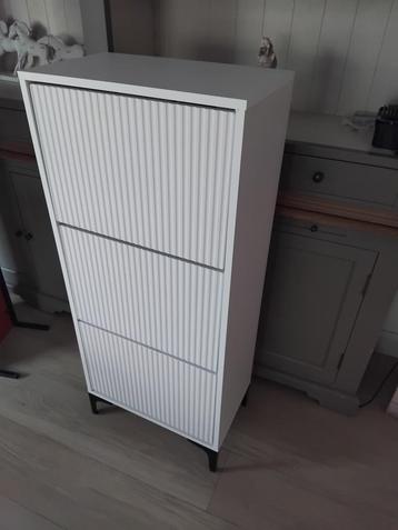 schoenenkast wit met zwarte poten beschikbaar voor biedingen