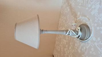 Taupekleurige tafellamp beschikbaar voor biedingen