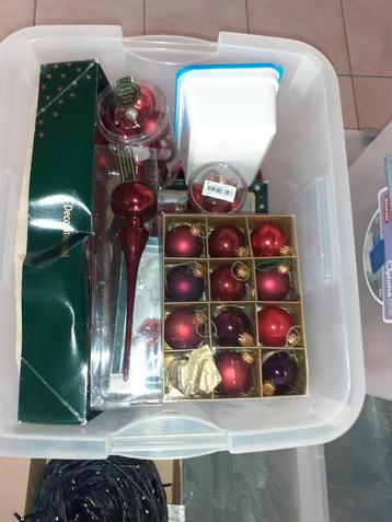 Kerstboom met alle accessoires. beschikbaar voor biedingen