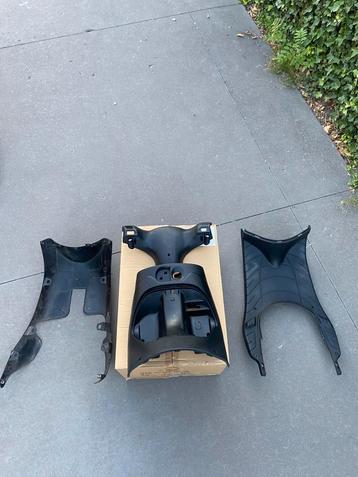 Binnenkappen Piaggio Zip 2000 2t/4t + zip sp achterspoiler beschikbaar voor biedingen