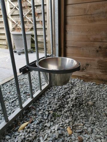 Drinkbak hond om aan hondenkennel te bevestigen beschikbaar voor biedingen