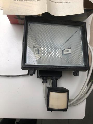 Hallogeen lamp 500 W met detector beschikbaar voor biedingen