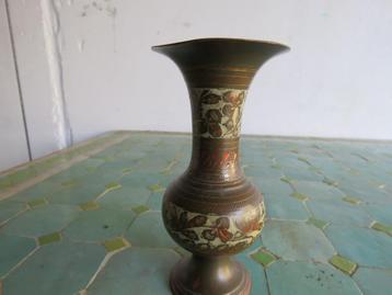 Koperen gegraveerd vaasje beschikbaar voor biedingen