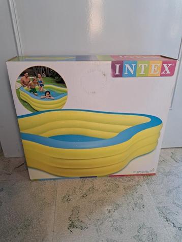 Nouvelle piscine carrée Intex 2,29 mètres  2,29 mètres