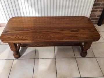 Massief houten salontafel in zeer goede staat. beschikbaar voor biedingen