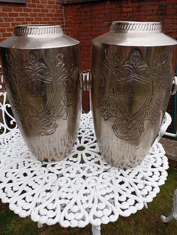 2 Grote Aluminium Siervazen met Wapenschild .. Hoogte 60 CM beschikbaar voor biedingen