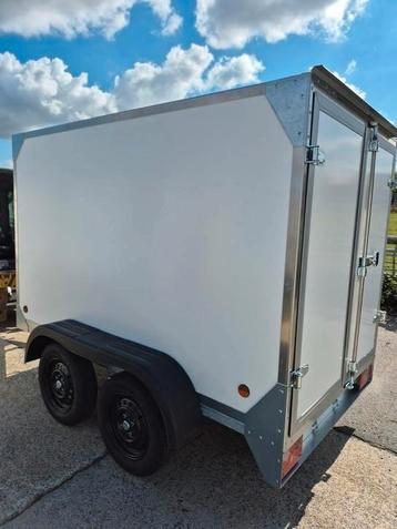 Gesloten aanhangwagen met geïsoleerde panelen  beschikbaar voor biedingen