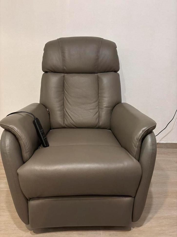 Lederen Elektrische relaxfauteuil met liftfunctie, Huis en Inrichting, Fauteuils, Zo goed als nieuw, Leer, Ophalen