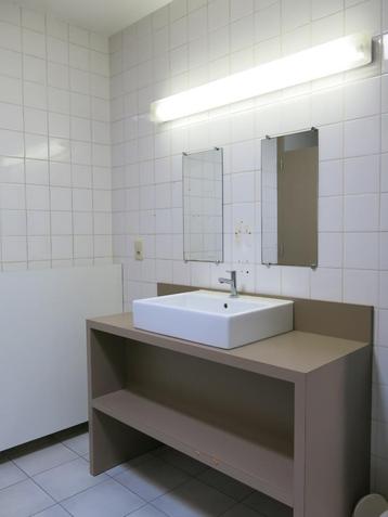 meubel met wasbak en kraan beschikbaar voor biedingen