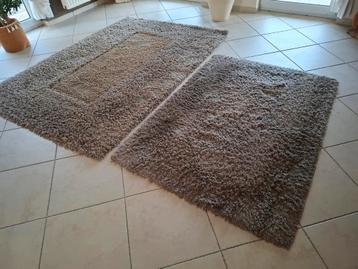 2 tapis taupes  beschikbaar voor biedingen