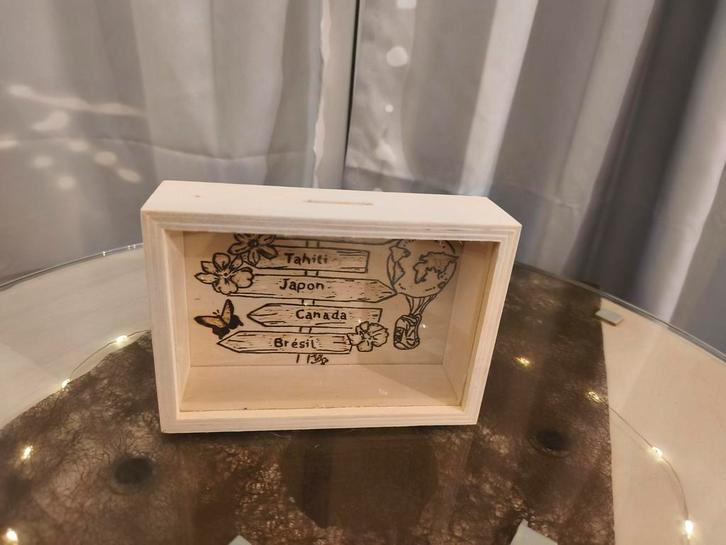 Tirelire en bois pyrogravé, Hobby & Loisirs créatifs, Hobby & Loisirs Autre, Comme neuf, Enlèvement