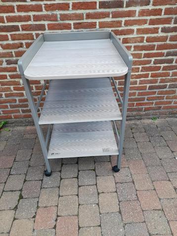 verzorgingstafel met wieltjes beschikbaar voor biedingen