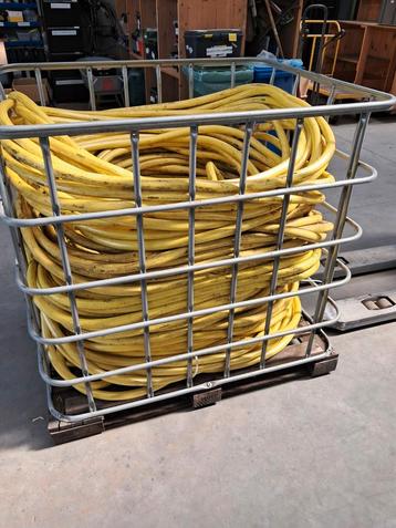 Container met dikke tuinslangen beschikbaar voor biedingen
